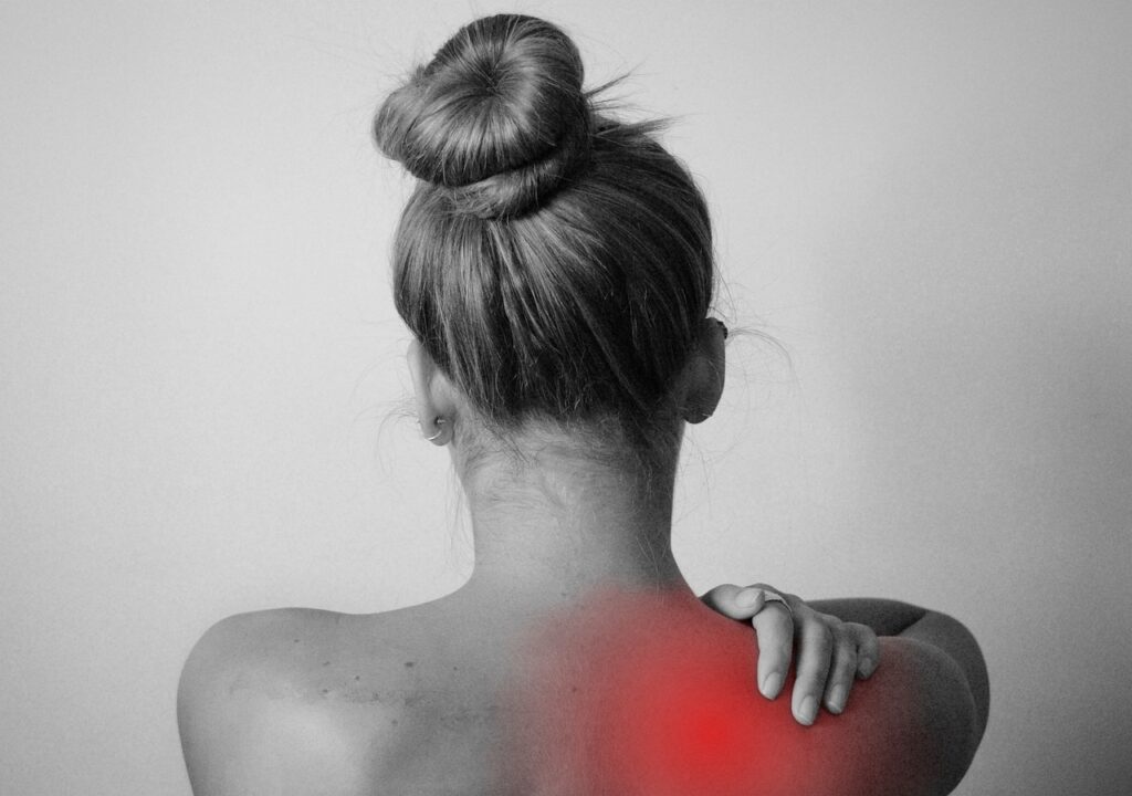 Back Pain Begone: Home Remedies for Daily Relief back, pain, shoulder, injury, sun, burn, posture, ergonomic, woman, girl, soreness, discomfort, ache, hurt, nature, irradiate, gray pain